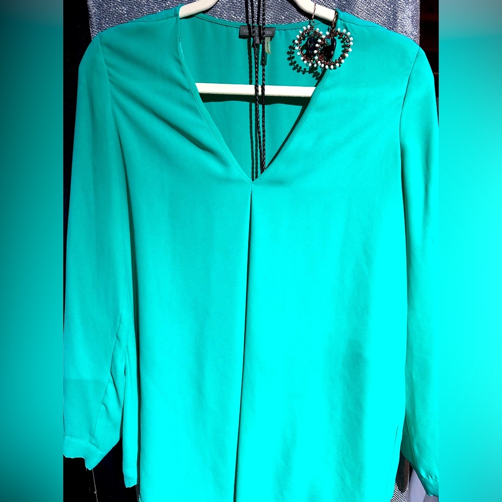 Vince Camuto Women's V Neck Blouse in Emerald, Small